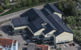 IBC Solar: 99 kW Photovoltaikdach versorgt Möbelhaus in Niederbayern mit Solarstrom
