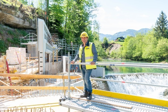 ETH Zürich und SAK: Einbau eines neuartigen Fischleitrechens beim Wasserkraftwerk Herrentöbeli kurz vor dem Abschluss – Pilotphase ab Sommer