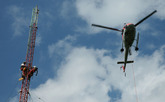 EBM: Helikopter stellt Mast für Windmessung auf