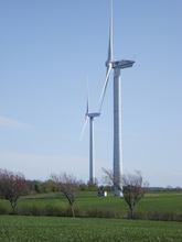 seebaWIND: Baut abgebrannte Windkraftanlage in Schleswig-Holstein wieder auf