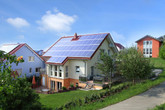 Solar Cluster: Eigenheim-Photovoltaikspeicher kombiniert mit zentralem Riesenspeicher und dezentralem virtuellen Grossspeicher